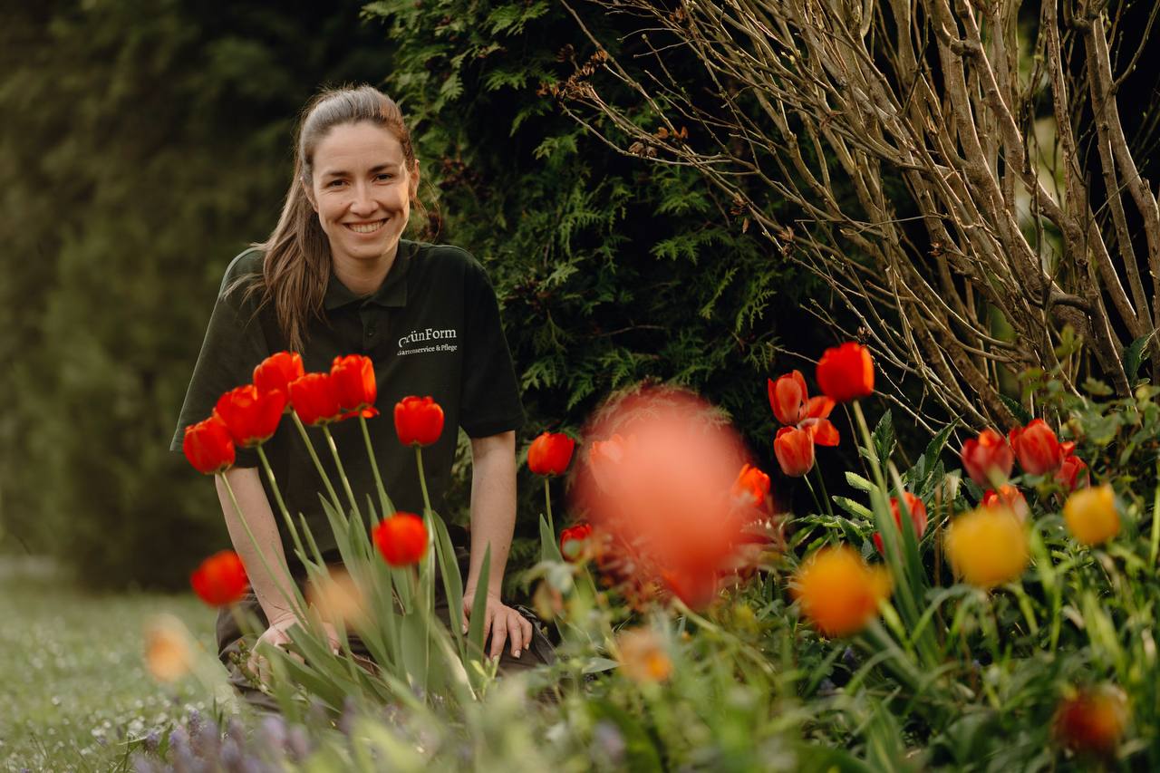 GrünForm-Mitarbeiterin in einem frisch bepflanzten Tulpenbeet
